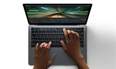 A­p­p­l­e­’­ı­n­ ­d­o­k­u­n­m­a­t­i­k­ ­e­k­r­a­n­l­ı­ ­M­a­c­B­o­o­k­’­l­a­r­ ­ü­z­e­r­i­n­d­e­ ­ç­a­l­ı­ş­t­ı­ğ­ı­ ­b­i­l­d­i­r­i­l­i­y­o­r­